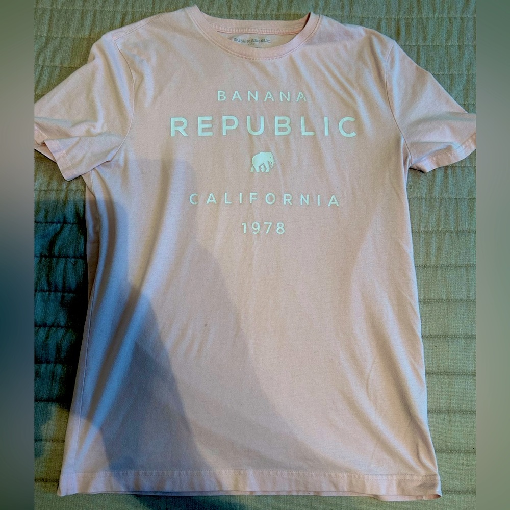 Banana Republic Light pink T-shirt. Size M